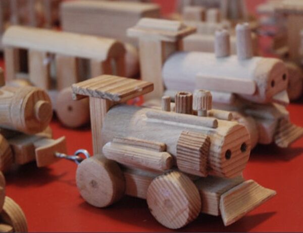 Holzeisenbahn basteln für Kinder
